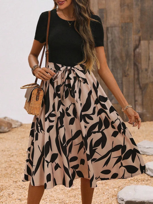 Printed midi dress with round neck and short sleeves.